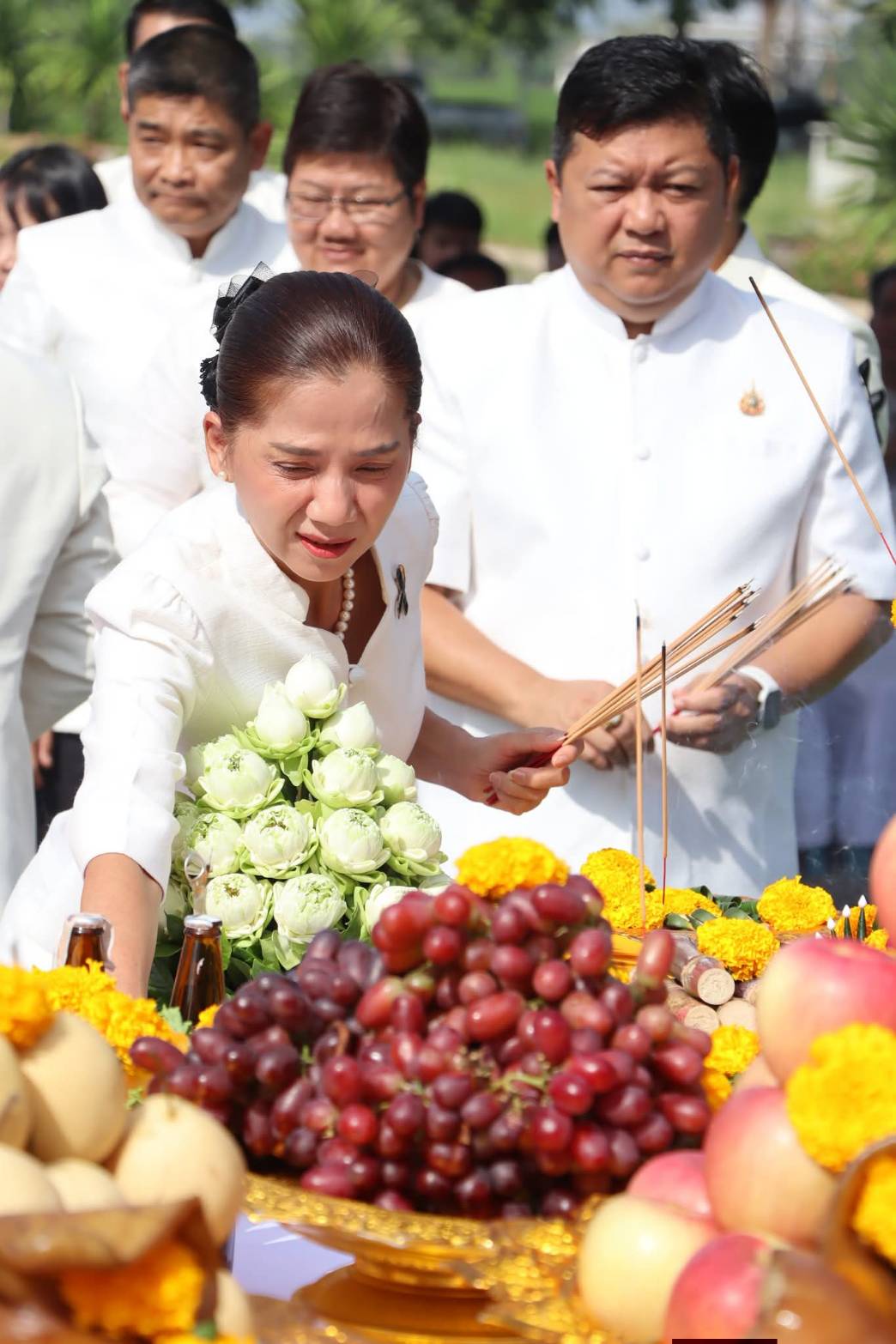 title - ศพส. ร่วมพิธีบวงสรวงซุ้มถวายดอกไม้จันทน์ จังหวัดพระนครศรีอยุธยา น้อมรำลึกในพระมหากรุณาธิคุณ สมเด็จพระบรมราชชนนีพันปีหลวง ณ บริเวณด้านหน้าอาคารศาลาพระมิ่งขวัญ ศูนย์ส่งเสริมและพัฒนาอาชีพเสริมนอกภาคการเกษตร (ศูนย์ศิลปาชีพ บางไทรฯ (เดิม))